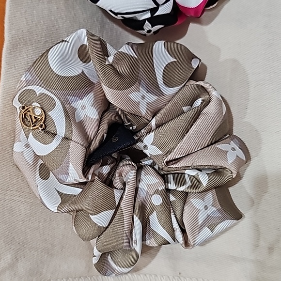 LOUIS VUITTON SCRUNCHIE HAIR ACCESSORY SET 2 RIBBONS 100% SILK GIANT MONOGRAM - Picture 12 of 12